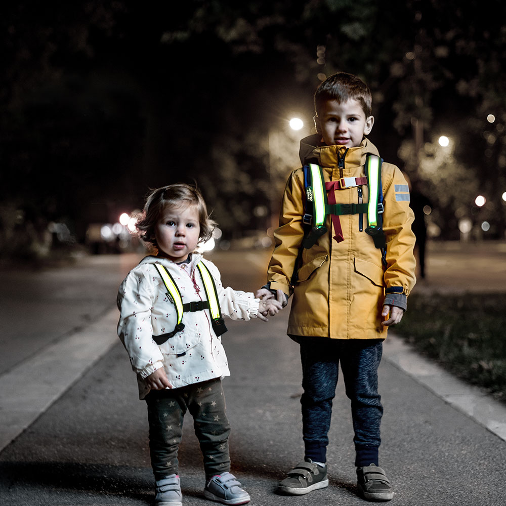 Damit Kinder in der Dunkelheit sicher unterwegs sind: „StreetGlow“ LED Leucht-Weste 